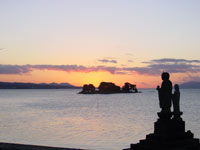 松江市　袖師地蔵からみる夕映えの嫁が島と夕日